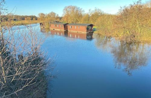 Smallburgh Boat Rental | Bure River Lodge Houseboat