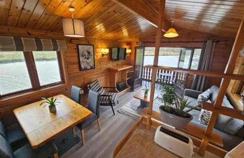 Smallburgh Boat Rental | Bure River Lodge Houseboat