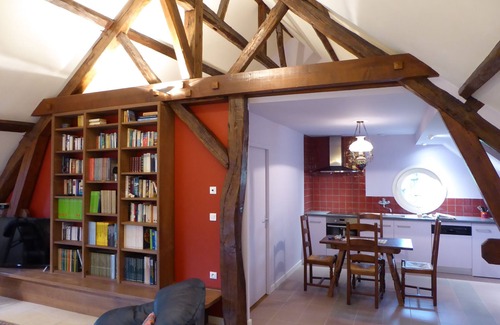 Pontoux Apartment | Burgundy apartment with balcony, near Beaune, Dijon, Dole, quiet location