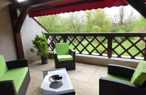 Pontoux Apartment | Burgundy apartment with balcony, near Beaune, Dijon, Dole, quiet location