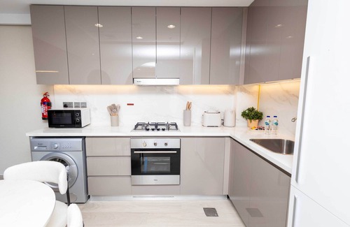 Nad Al Sheba Apartment | Burj Khalifa View - Pool, Gym - 10 Min To Downtown