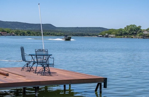 Kingsland House | Burl Wood Cabin Lakefront w/Shaded Yard & Fishing