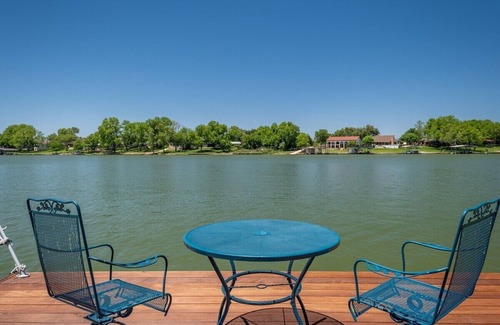 Kingsland House | Burl Wood Cabin Lakefront w/Shaded Yard & Fishing