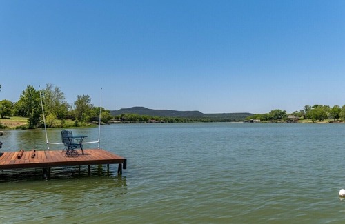 Kingsland House | Burl Wood Cabin Lakefront w/Shaded Yard & Fishing