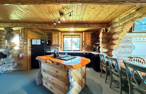 Island Park Cabin | Burley Bear on IP Golf Course, Free Wifi, 2Br + Loft, Private HotTub, 25 Mins to YNP