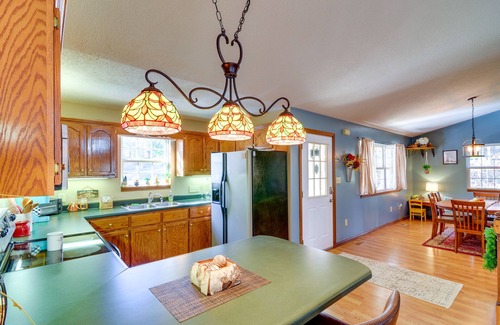 Sloans Valley Cabin | Burnside Resort Cabin w/Hot Tub & Outdoor Spots!