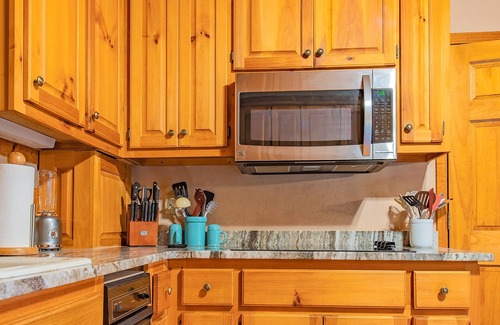 Jasper Cabin | Burnt Mountain Waterfront Log Cabin, with 6person Spa