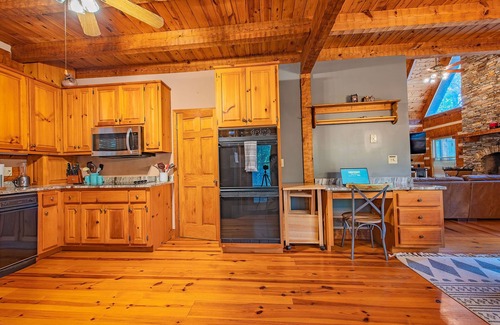 Jasper Cabin | Burnt Mountain Waterfront Log Cabin, with 6person Spa