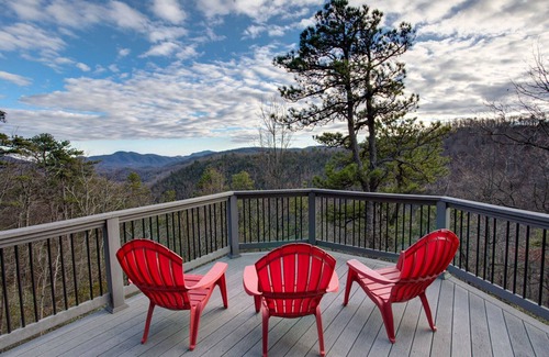 Black Mountain House | Burnt Ridge Retreat | Mountaintop Home | Fire Pit and 50 Mile Views