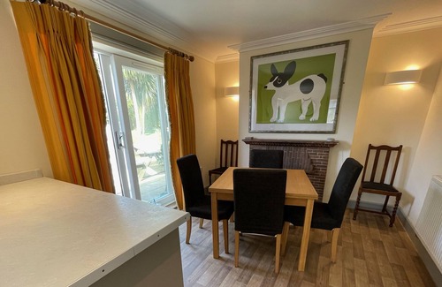 Burry Port Cottage | BURRY PORT - APRIL/MAY - 3 NIGHT STAYS AVAILABLE - STUNNING DOG FRIENDLY BEACHES