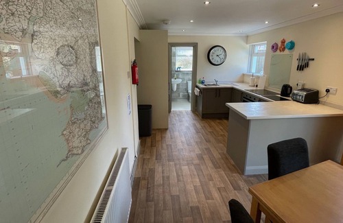 Burry Port Cottage | BURRY PORT - APRIL/MAY - 3 NIGHT STAYS AVAILABLE - STUNNING DOG FRIENDLY BEACHES