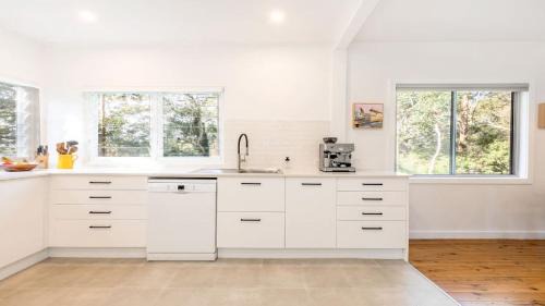 Macmasters Beach House | Bush Setting With Easy Walk To Beach