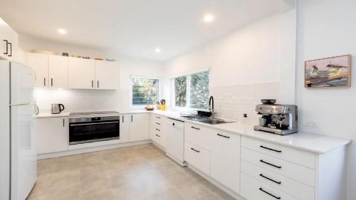 Macmasters Beach House | Bush Setting With Easy Walk To Beach