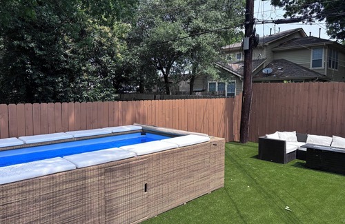 North Loop House | Business Friendly Central Austin 3/2 Townhome w/Pool!