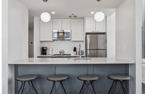 Downtown Pittsburgh Hotel | Business Hub | Spacious Apartment w/Kitchen & Laundry | Near Convention Center