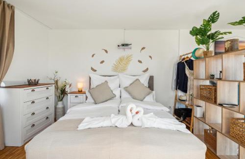 Brugg Apartment | Business I Family Apartment I 1-4 Personen - Aare Blick, nahe Altstadt I Beamer - 99" Leinwand I Terrassen Lounge und Parkplatz