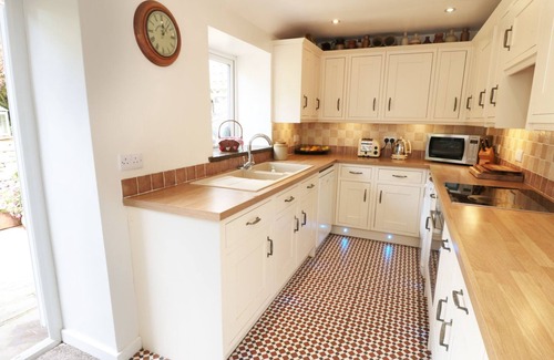 Castleton Cottage | BUTTERCUP COTTAGE, pet friendly in Castleton, Peak District
