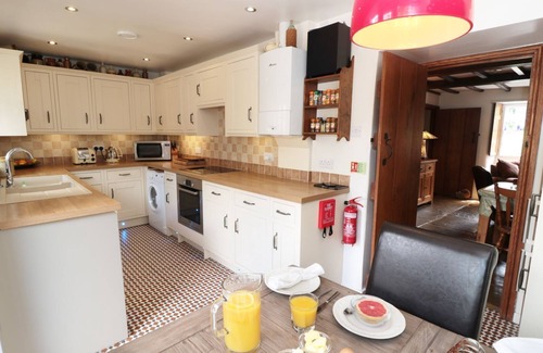 Castleton Cottage | BUTTERCUP COTTAGE, pet friendly in Castleton, Peak District