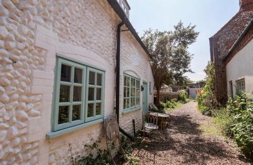 Holt House | Buttercup
