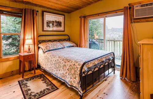 Franklin Cottage | Butterfly Bungalow - Cozy Creekside Cottage in Peaceful Valley!
