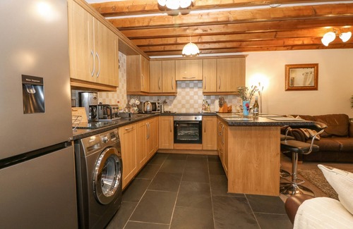 Garndolbenmaen Cottage | BWTHYN AEL Y BRYN, pet friendly, with a garden in Criccieth
