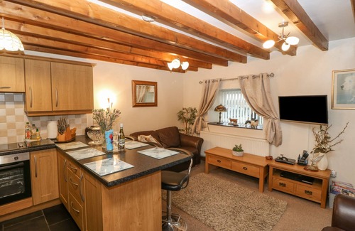 Garndolbenmaen Cottage | BWTHYN AEL Y BRYN, pet friendly, with a garden in Criccieth