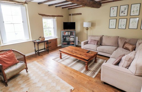 Oldwalls House | BWTHYN BERWIG, pet friendly, with open fire in Llanrhidian