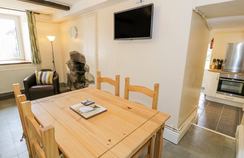Garndolbenmaen Cottage | BWTHYN PENNANT, pet friendly, character holiday cottage in Porthmadog