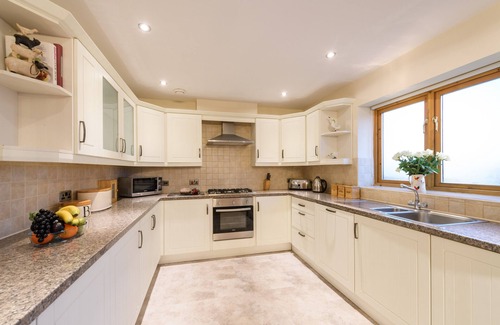 Brecon House | Bwthyn y Bannau - Four Bedroom House, Sleeps 9
