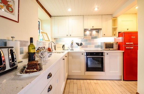 Tyn-y-Gongl House | BWTHYN YR HAFOD, family friendly, with open fire in Benllech