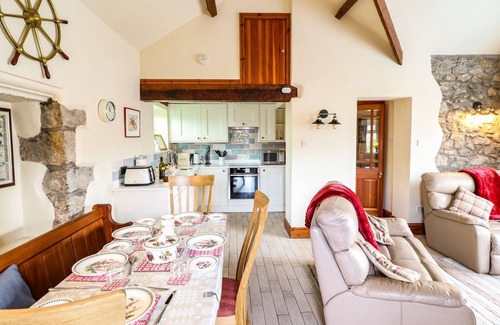 Tyn-y-Gongl House | BWTHYN YR HAFOD, family friendly, with open fire in Benllech