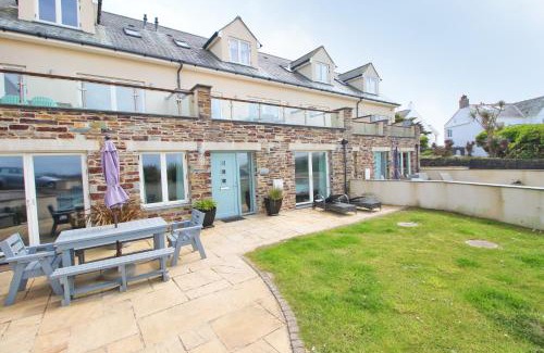 Treyarnon House | BY THE BEACH, spacious apartment