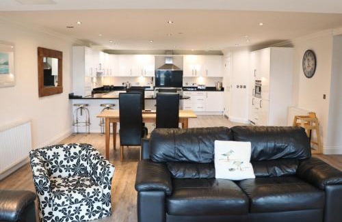 Treyarnon House | BY THE BEACH, spacious apartment