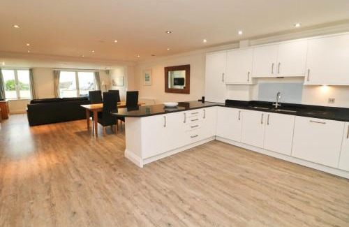 Treyarnon House | BY THE BEACH, spacious apartment