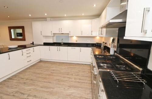 Treyarnon House | BY THE BEACH, spacious apartment