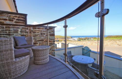 Treyarnon Apartment | BY THE BEACH, The Quies, Beach House