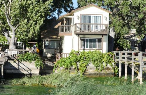 Clearlake Apartment | By the Lake