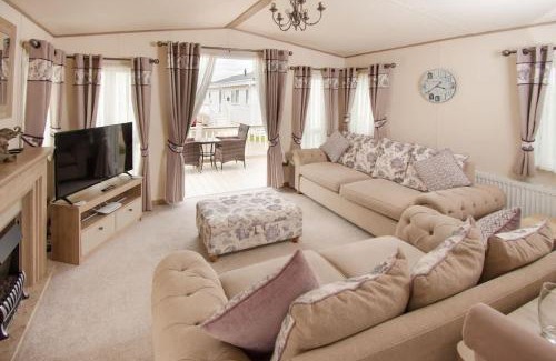 Dymchurch House | By The Sea Beach Swimming Pool