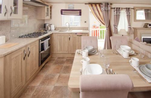 Dymchurch House | By The Sea Beach Swimming Pool