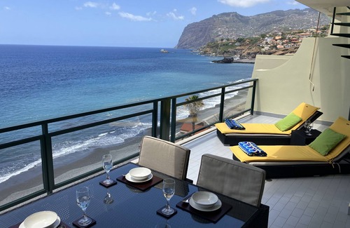 Sao Martinho Apartment | By the sea penthouse apartment with air conditioning & swimming pool