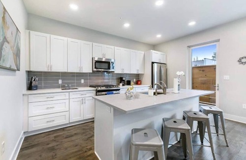 Bywater Condo | Bywater Getaway: 1BR Condo with Pool, Gym, Patio, Private Parking - Minutes to Downtown