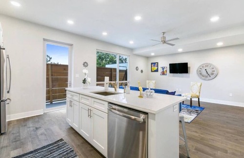 Bywater Condo | Bywater Getaway: 1BR Condo with Pool, Gym, Patio, Private Parking - Minutes to Downtown