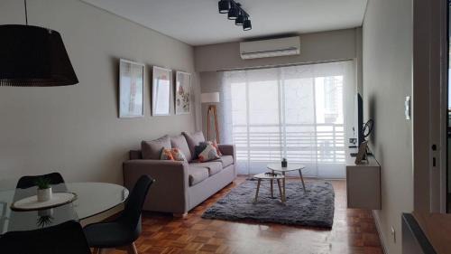 Comuna 7 Apartment | Cálido y luminoso semipiso en Parque Chacabuco