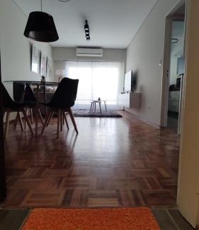 Comuna 7 Apartment | Cálido y luminoso semipiso en Parque Chacabuco