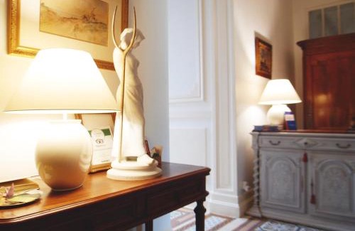 Saint Genes Bed & Breakfast | C'est une maison bleue - a blue lodge in Bordeaux