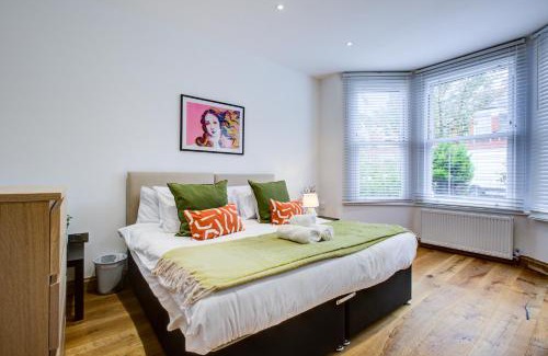 Bounds Green Apartment | C Monroe by Artsy