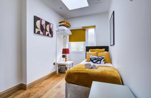 Bounds Green Apartment | C Monroe by Artsy