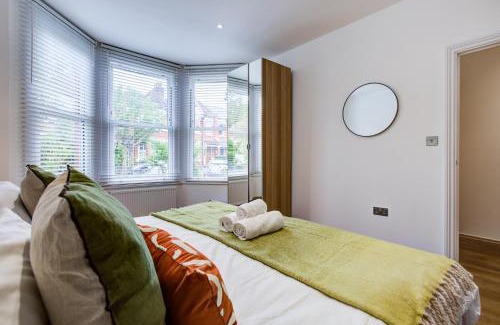 Bounds Green Apartment | C Monroe by Artsy