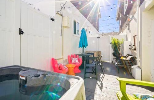 North Hollywood Apartment | C- Vibrant and Glam NoHo Pad near U-Studios and H-Sign