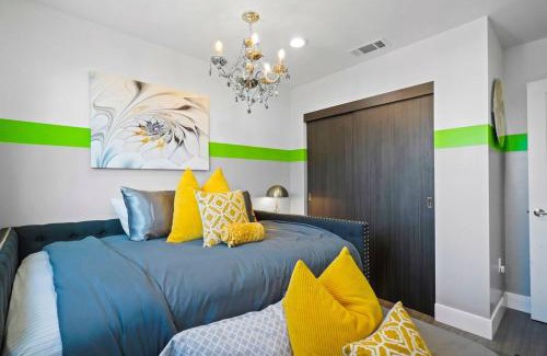 North Hollywood Apartment | C- Vibrant and Glam NoHo Pad near U-Studios and H-Sign